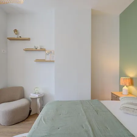 - 800 M Gare - Parking - Climatise Apartament